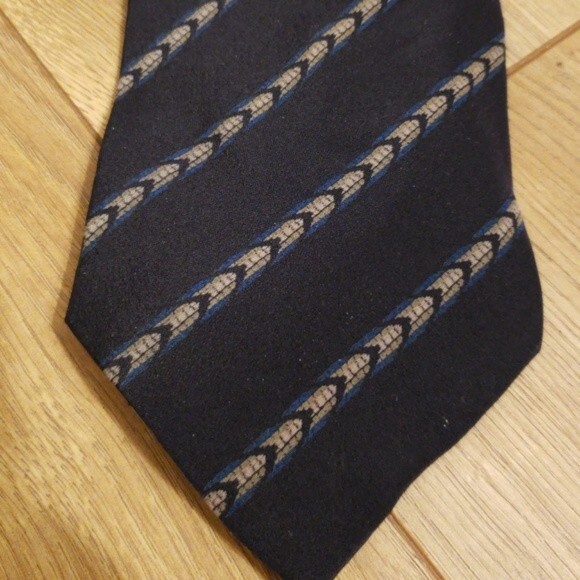 Vintage Giorgio Armani Mens Quiet Luxury Workcore Professional Striped Wide Tie - Picture 2 of 3